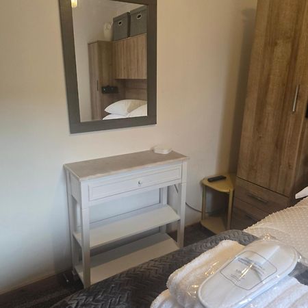 Aaron'S Bothy Apartment Портри Екстериор снимка